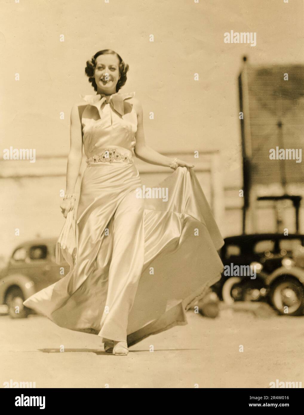 Die amerikanische Schauspielerin Joan Crawford trägt ein Kleid von Adrian im Film „I Live My Life“, USA 1935 Stockfoto