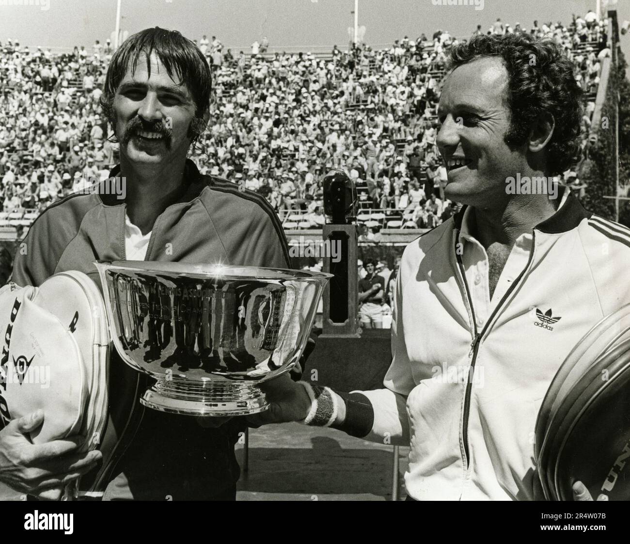 Tennisspieler John Newcombe und Tom Okker, nachdem sie das Double der French Open gewonnen haben, Roland Garros, France 1973 Stockfoto