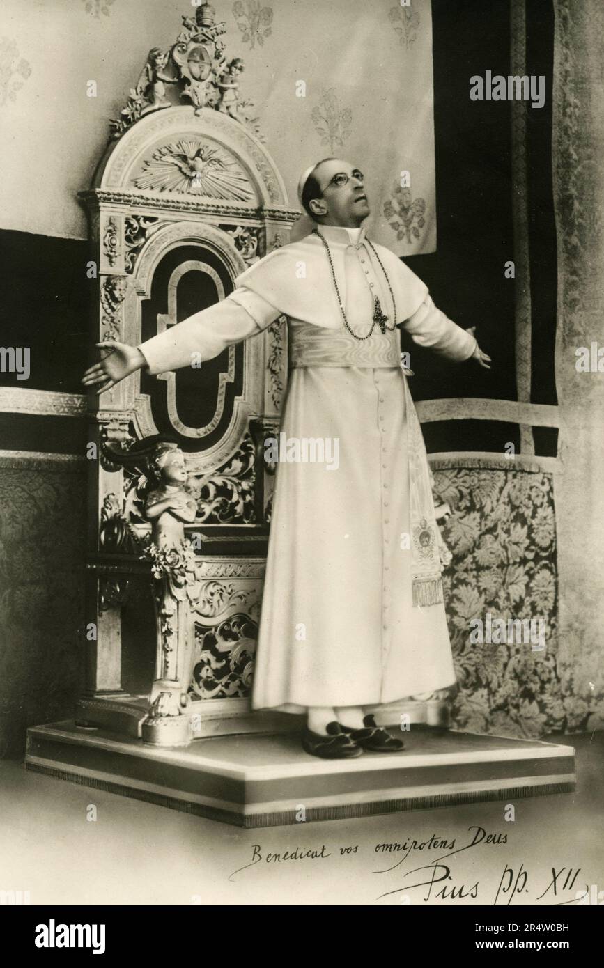 Papst Pius XII. Mit offenen Armen vom Thron stehend, mit Segen der Gläubigen, Vatikanstadt 1940er Stockfoto