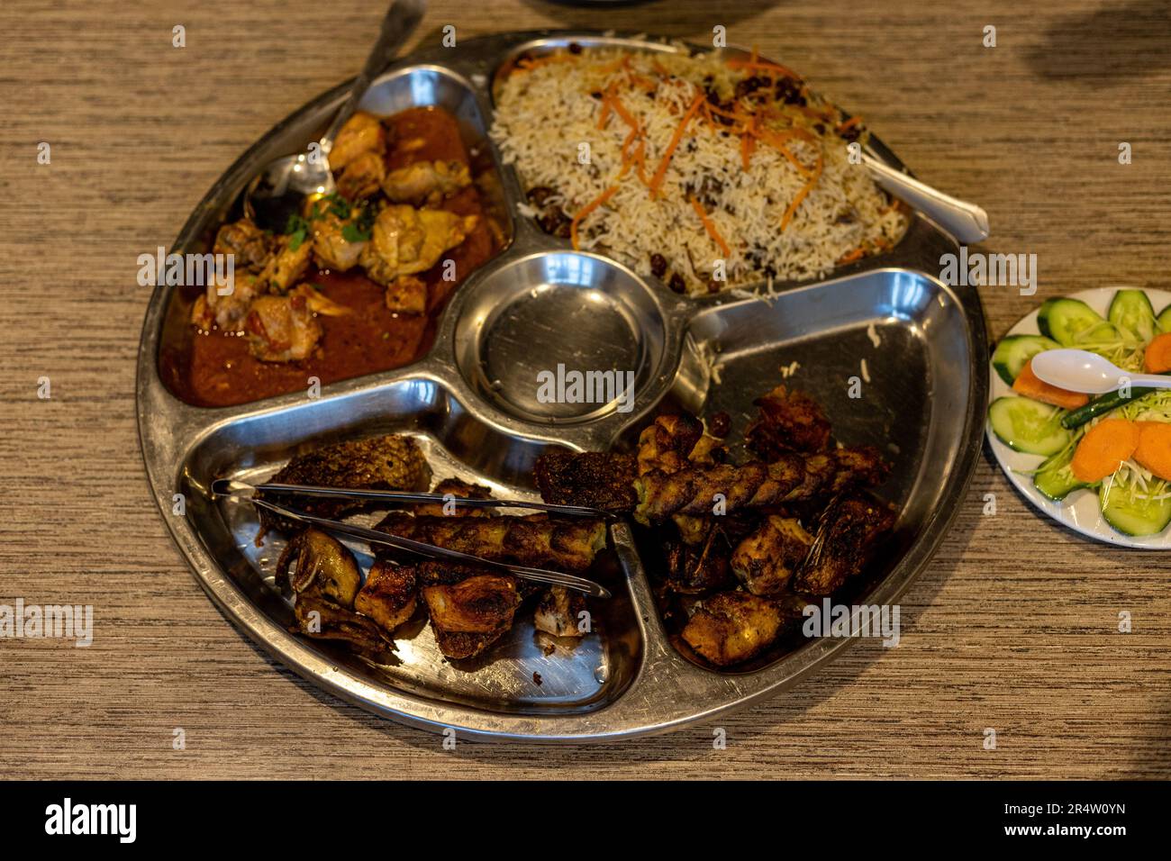 Mischen Sie die Reisteller-Kombi-Mahlzeit auf einem Tisch Stockfoto
