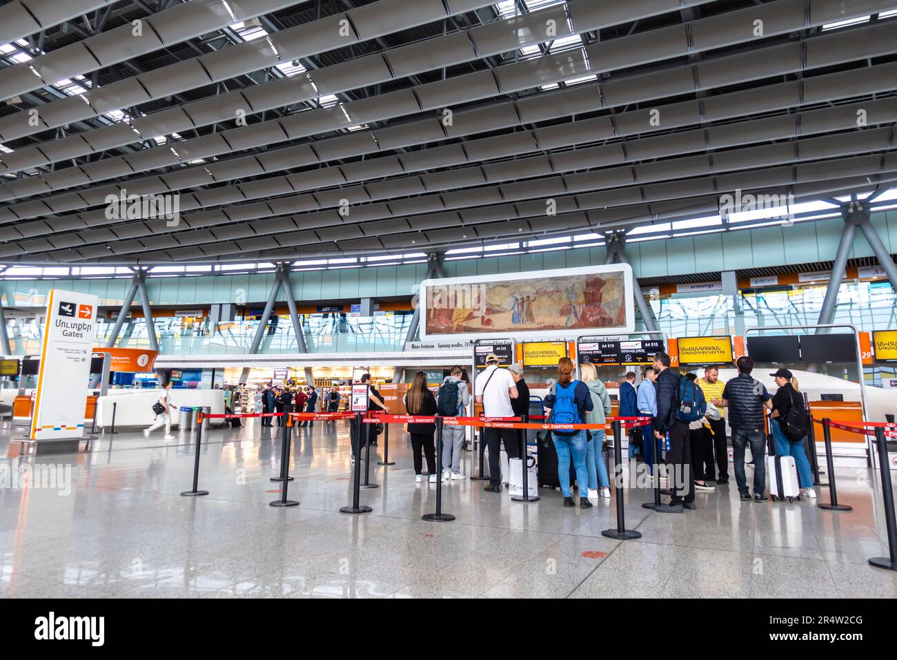 Passagiere im Abflugterminal im internationalen Flughafen Zvartnots in Eriwan, Armenien. Stockfoto