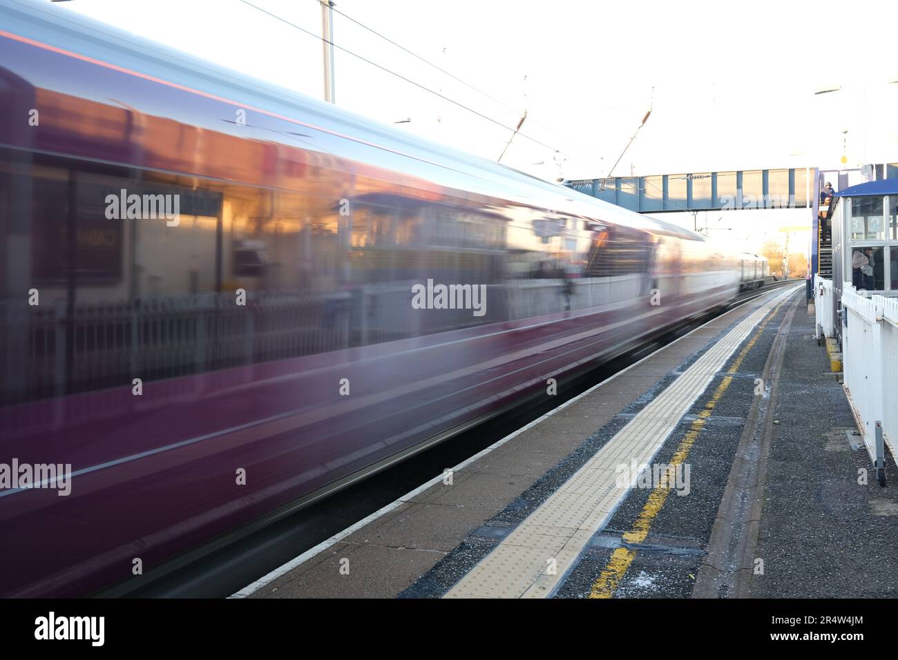 Ein burgunderfarbener Zug fährt durch die Hendon Station North London, während er auf seinem Weg von St. Albans in südlicher Richtung fährt. Stockfoto