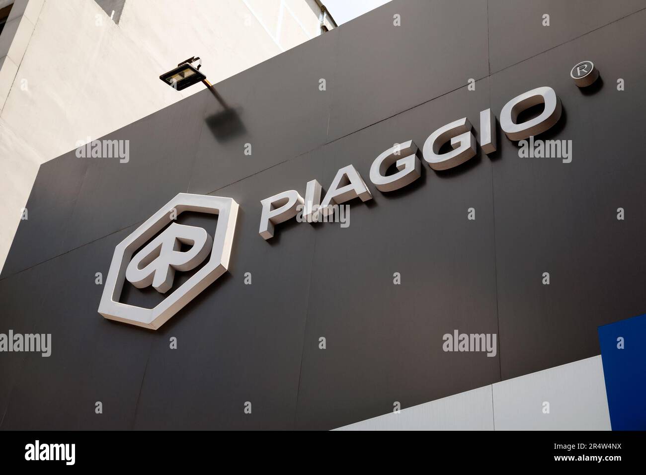 Ho-Chi-Minh-Stadt, Vietnam - 22. Mai 2023: Schwarz-weißes Handelsschild mit Piaggio-Logo auf einer Niederlassung des Händlers. Name des Motorradunternehmens auf einem Adve Stockfoto