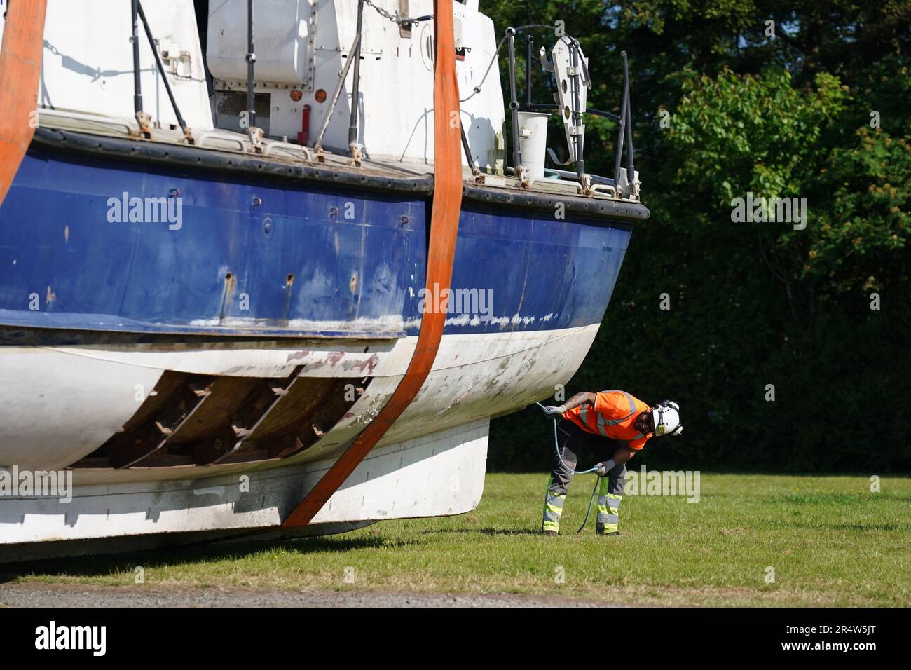 Ein ehemaliges RNLI-Rettungsboot, das auf den Campingplatz von Martyn Steedman auf der Hauptfarm in Thornhill, Stirlingshire, abgesenkt wird, wo das 26 Tonnen schwere Schiff der Tyne-Klasse in eine Glamping-Kapsel verwandelt wird. Foto: Dienstag, 30. Mai 2023. Stockfoto