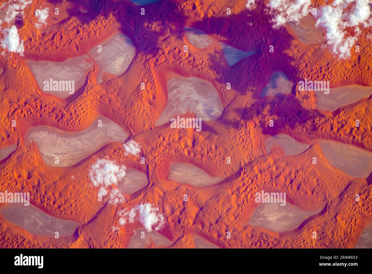 Tagespass über Dubai. Hinweise zur Verwendung: https://www.nasa.gov/multimedia/guidelines/index.html Stockfoto