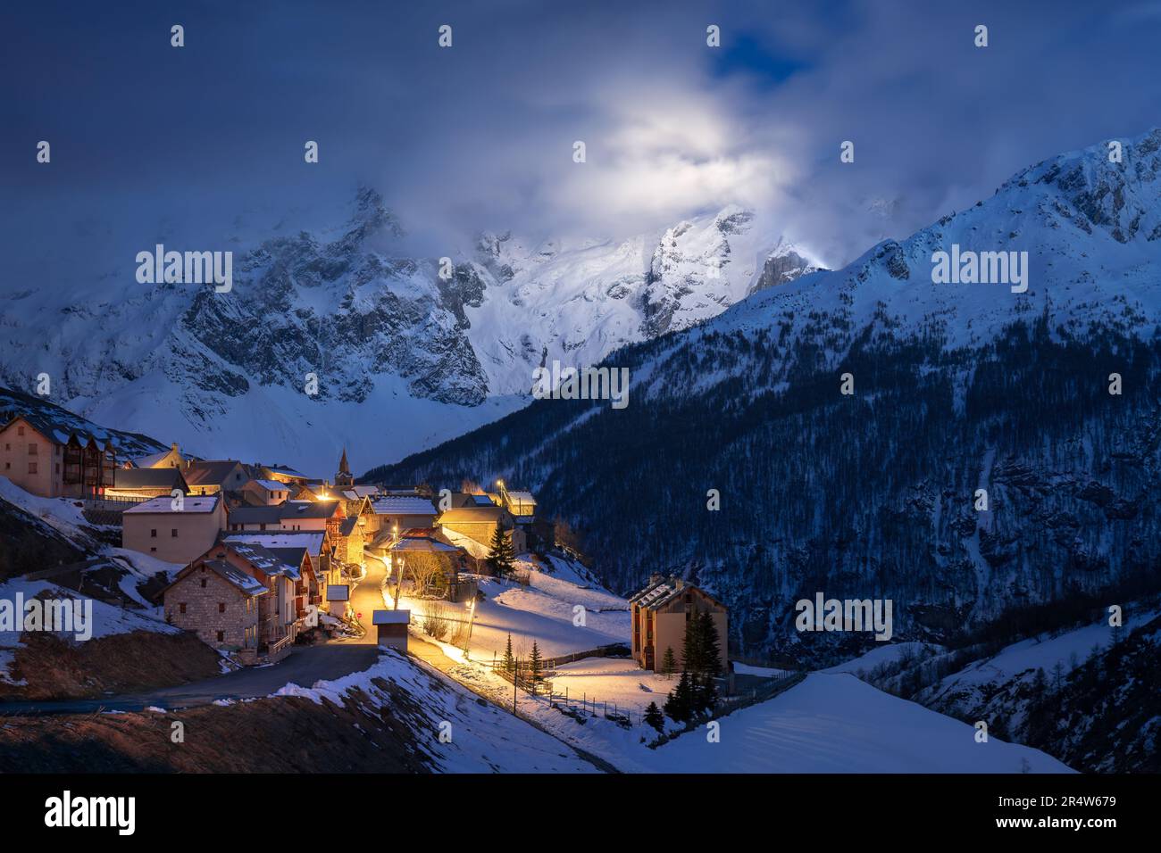 Ecrins Nationalpark mit dem beleuchteten Dorf Le Chazelet und dem Gipfel La Meije bei Nacht. Hautes-Alpes, Französische Alpen, Frankreich Stockfoto