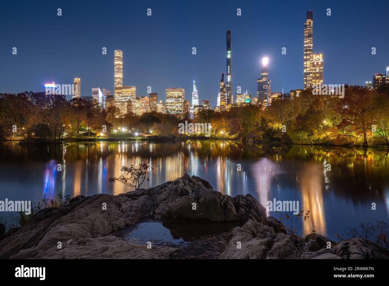 Wolkenkratzer der Milliardärsreihe vom Central Park Lake bei Nacht. Manhattan, New York City Stockfoto