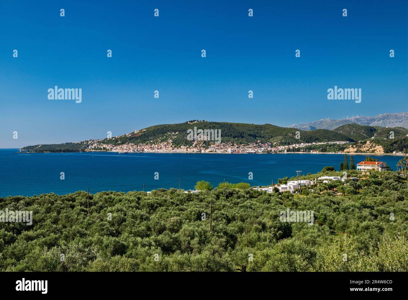 Blick auf die Stadt Gytheio (Gythio), über den Laconischen Golf, die Halbinsel Mani, die Region Peloponnes, Griechenland Stockfoto