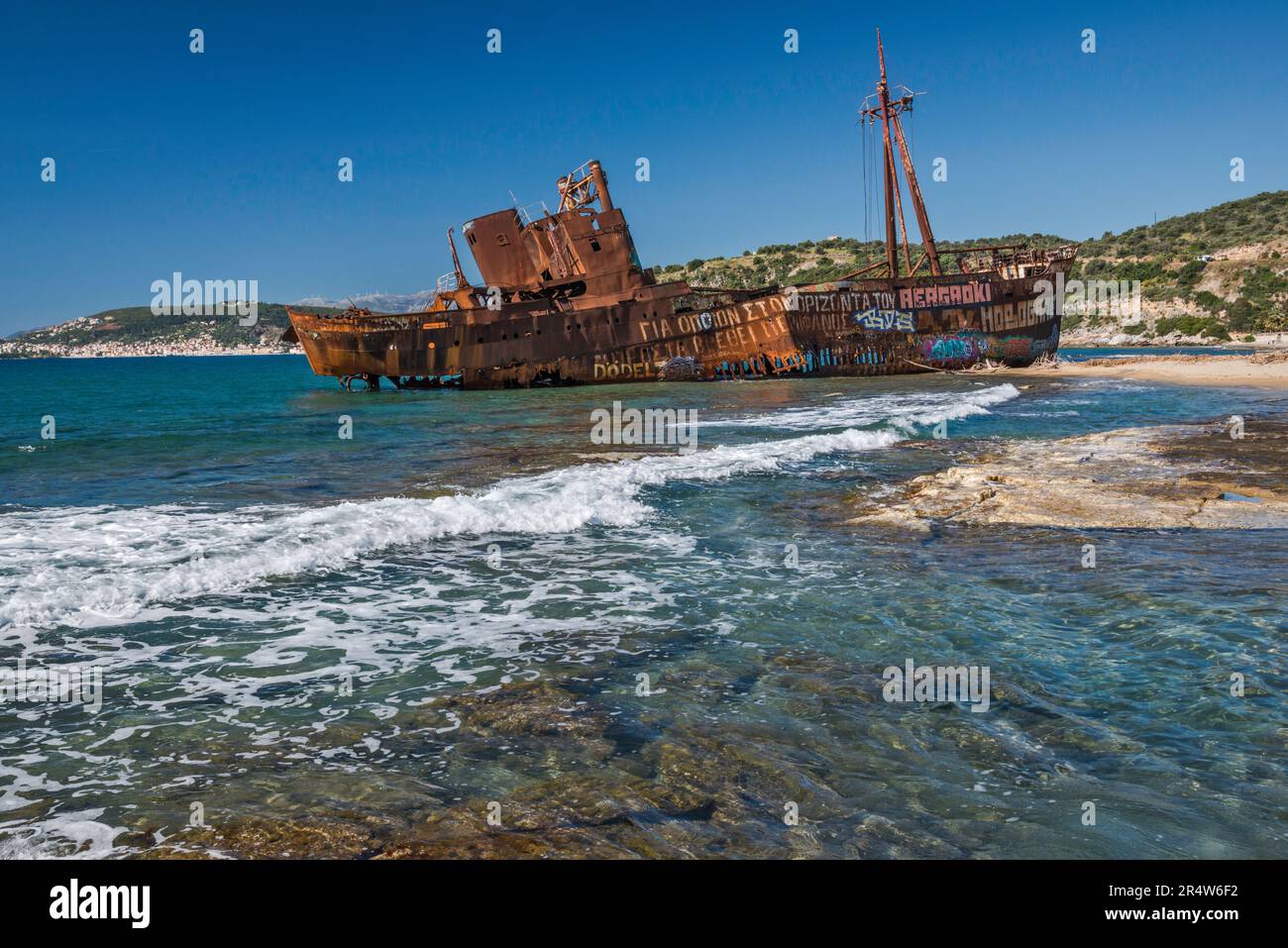 Schiffswrack von Agios Dymitrios am Strand von Glyfada in der Nähe der Stadt Gytheio, in der Ferne sichtbar, Peloponnes Region, Griechenland Stockfoto