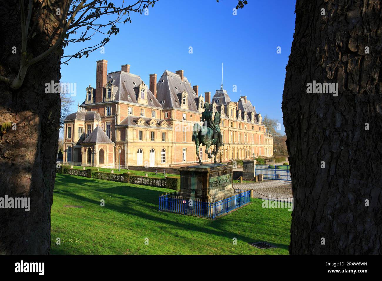 Reiterstatue von Ferdinand-Philippe, Herzog von Orleans in den Gärten des Chateau d'EU in der EU (seine-Maritime), Normandie, Frankreich Stockfoto