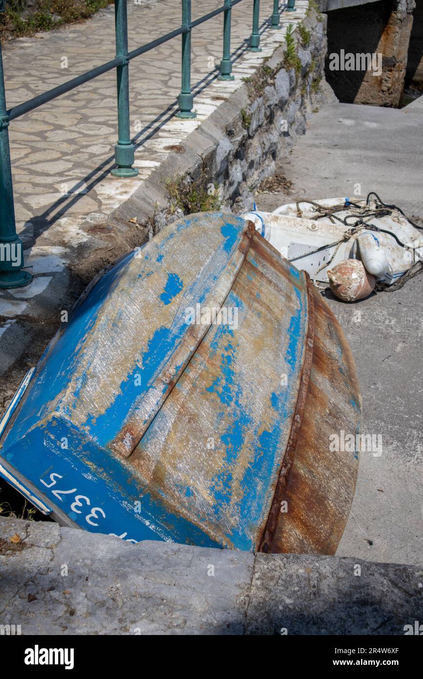 Altes blaues Boot in Kroatien Stockfoto