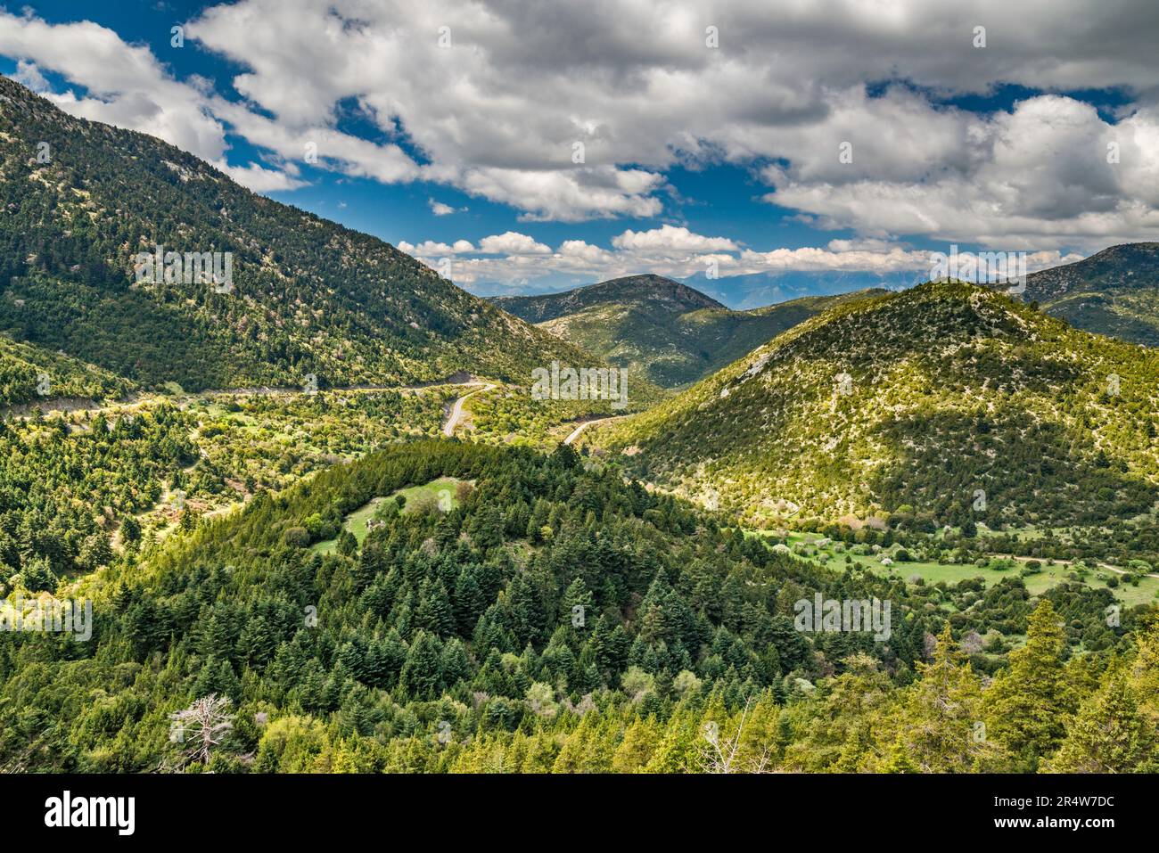Parnon Massif (Parnonas-Gebirge), Haarnadelkurven auf der Autobahn SW von Kosmas, Region Laconia, Region Peloponnes, Griechenland Stockfoto