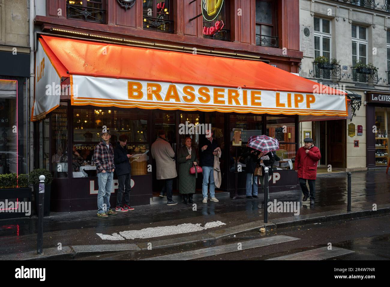 Brasserie Lipp, das berühmte französische Restaurant am Boulevard Saint Germain in Paris, Frankreich. 24. März 2023. Stockfoto