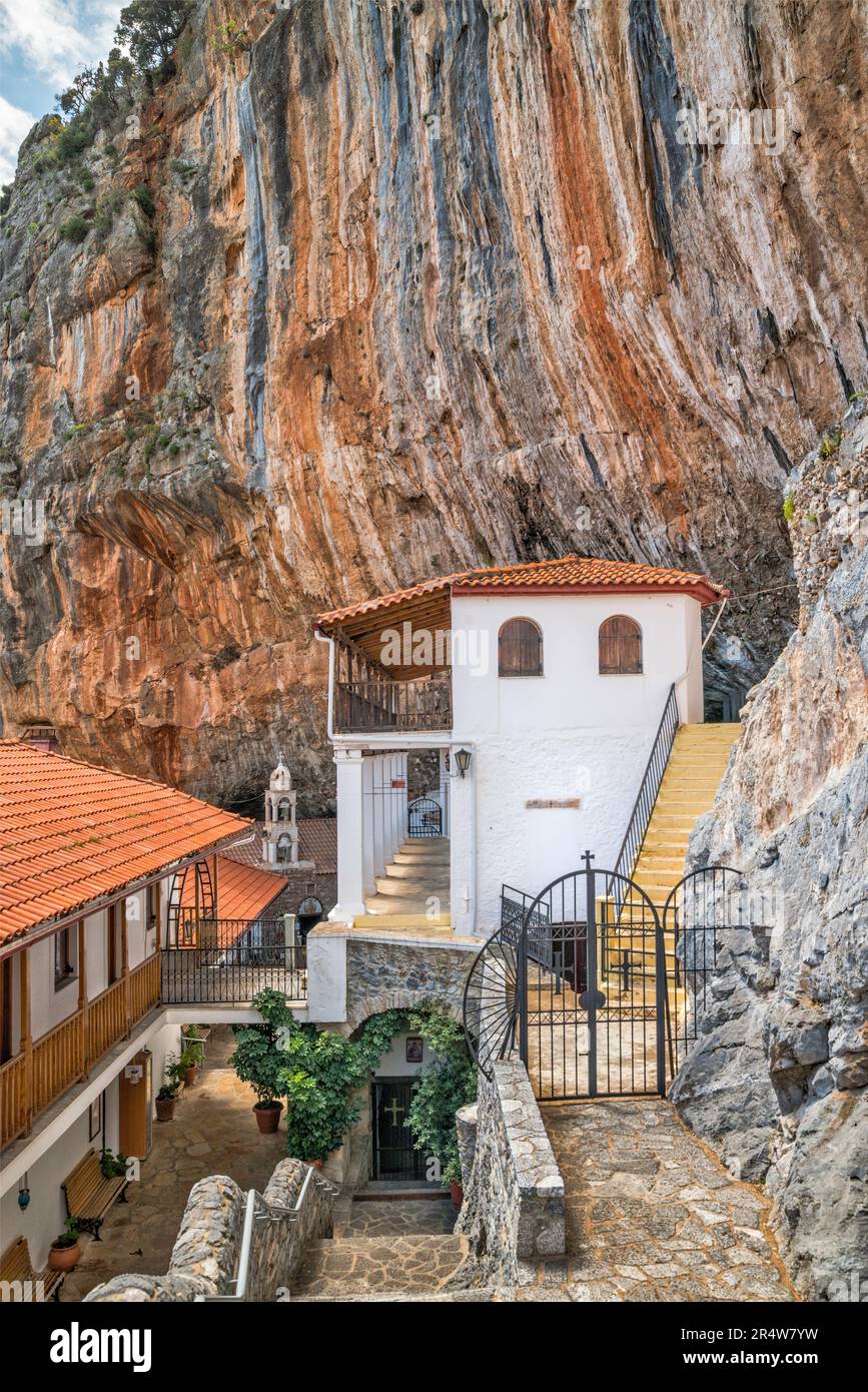 Nonnenzellen und Pensionen, Kapelle im Elonas Kloster, weibliches Kloster über dem Agiorgitiko Canyon, westlich von Leonidio, Region Peloponnes, Griechenland Stockfoto