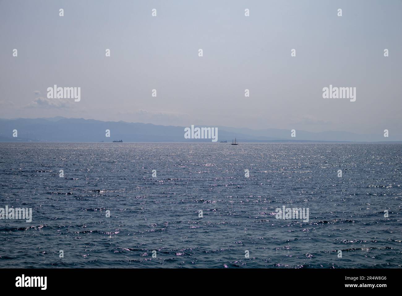Adriatisches Meer mit Frachtschiffen Stockfoto