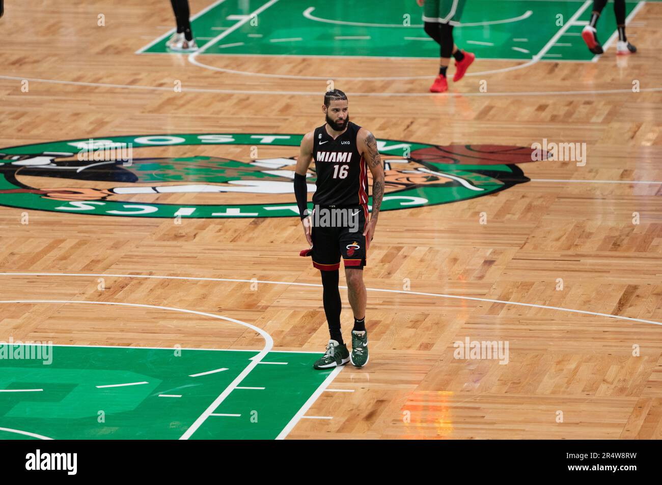 Boston Boston, USA. 29. Mai 2023. BOSTON, MA - MAI 29: Caleb Martin #16 der Miami Heat Walks beim Spiel 7 der Eastern Conference Finals 2023 der NBA-Playoffs im TD Garden am 29. Mai 2023 in Boston, Massachusetts. (Foto: Stephen Nadler/PxImages) Kredit: Px Images/Alamy Live News Stockfoto