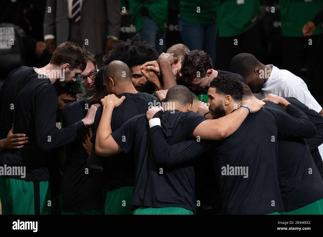 29. Mai 2023, Boston Boston, Massachusetts Boston, MA, USA: BOSTON, MA - MAI 29: Jayson Tatum #0 und Celtics-Spieler treffen sich vor dem Spiel 7 der Eastern Conference Finals 2023 der NBA-Playoffs am 29. Mai 2023 im TD Garden in Boston, Massachusetts. (Kreditbild: © Stephen Nadler/PX Imagens via ZUMA Press Wire) NUR REDAKTIONELLE VERWENDUNG! Nicht für den kommerziellen GEBRAUCH! Stockfoto