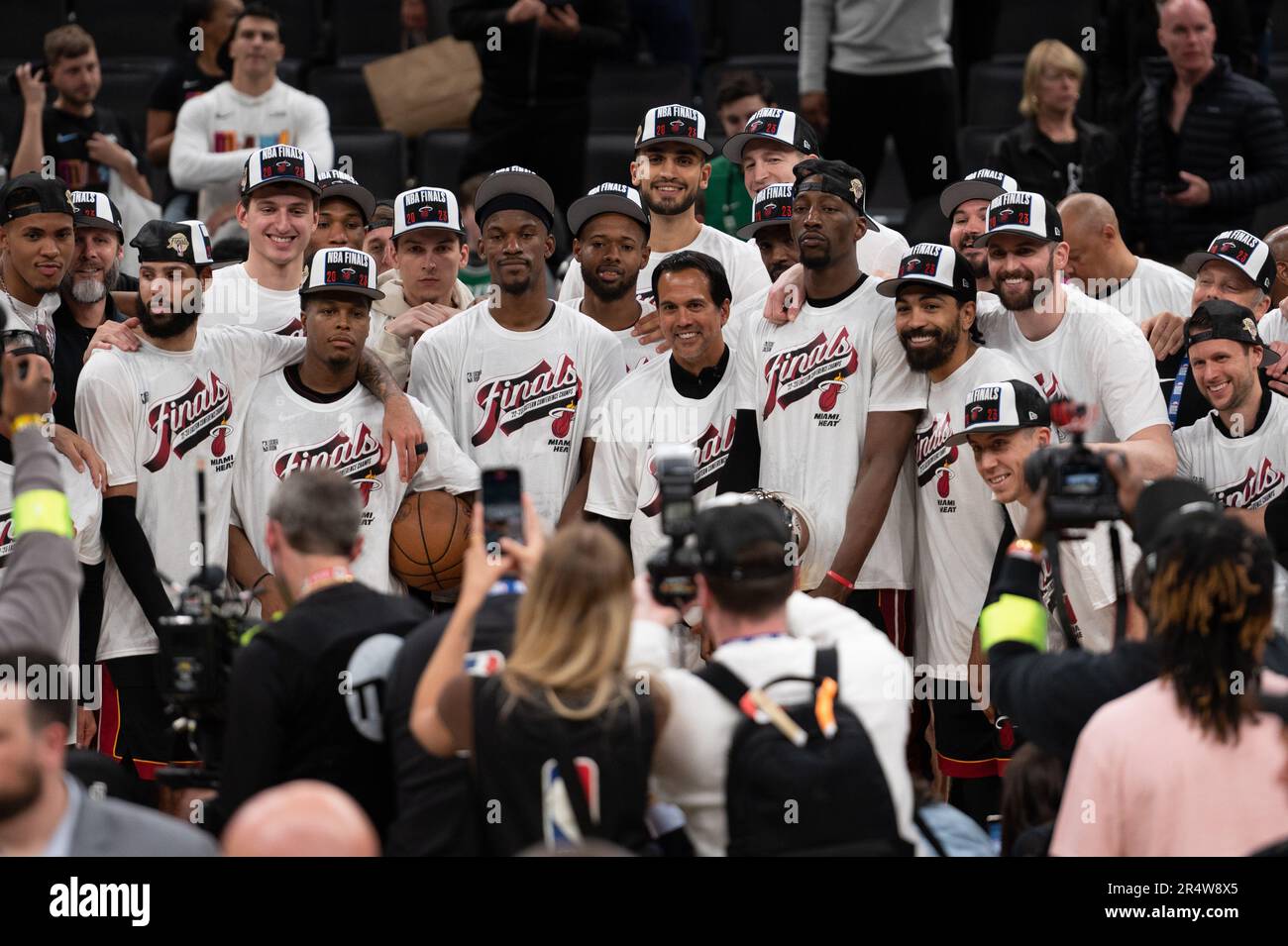 Boston Boston, USA. 29. Mai 2023. BOSTON, MA - 29. MAI: Miami Heat Player feiern nach Game 7 der Eastern Conference Finals 2023 die NBA-Playoffs im TD Garden am 29. Mai 2023 in Boston, Massachusetts. (Foto: Stephen Nadler/PxImages) Kredit: Px Images/Alamy Live News Stockfoto