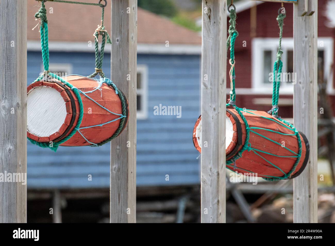 Eine doppelköpfige oder zweiseitige hohle indianische Trommel. Das Kulturerbe-Instrument wird für Kommunikation und religiöse Zeremonien verwendet. Stockfoto