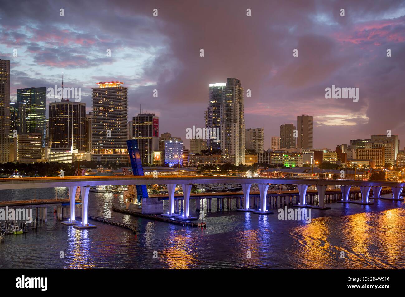 Dämmerung über den Hafen und die Gebäude von Miami, Florida, Vereinigte Staaten Stockfoto