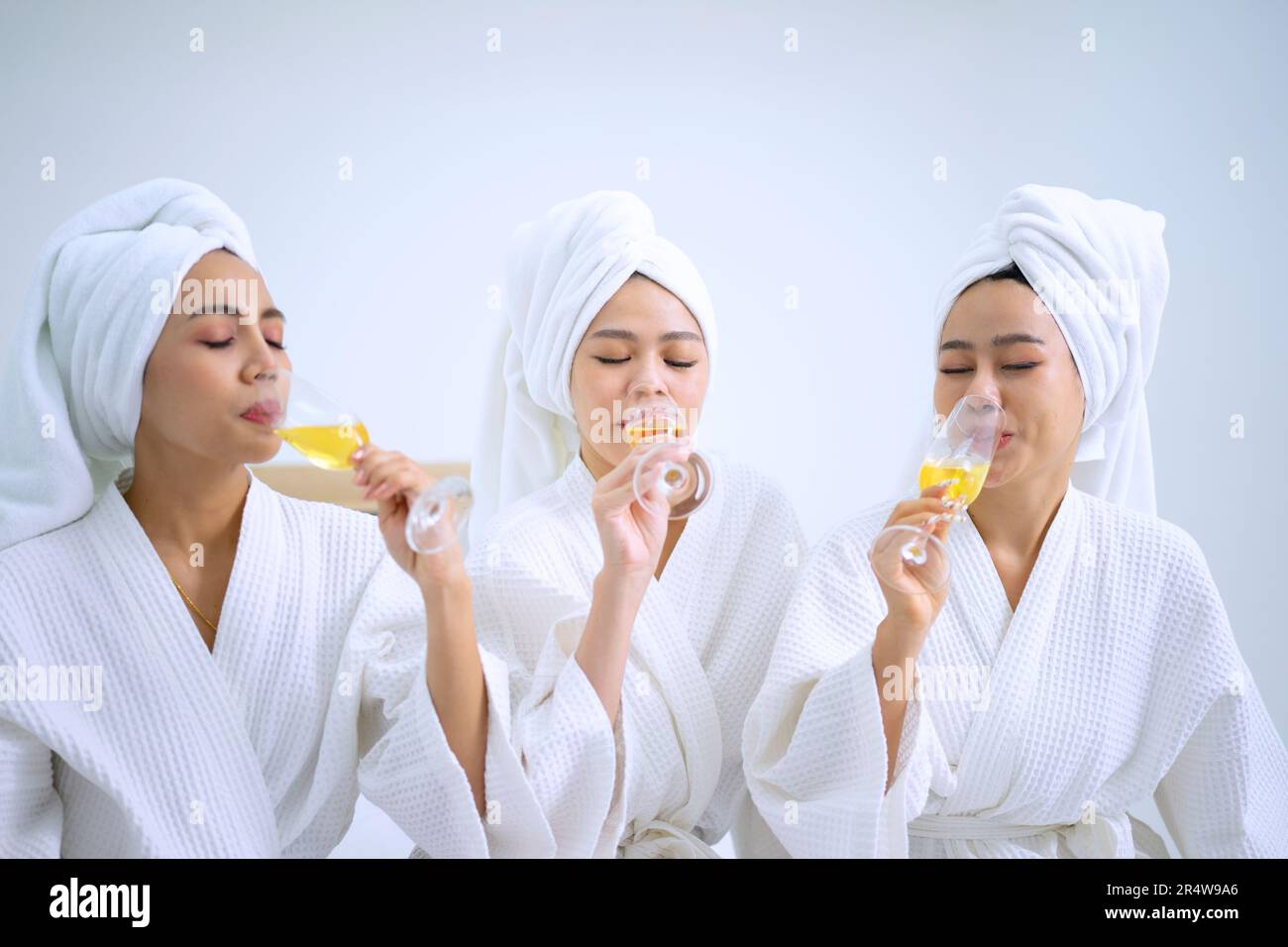 Hübsche Frauen verbringen Zeit im Resort und Spa Hotel. Reise- und Freizeitaktivitätskonzept. Stockfoto