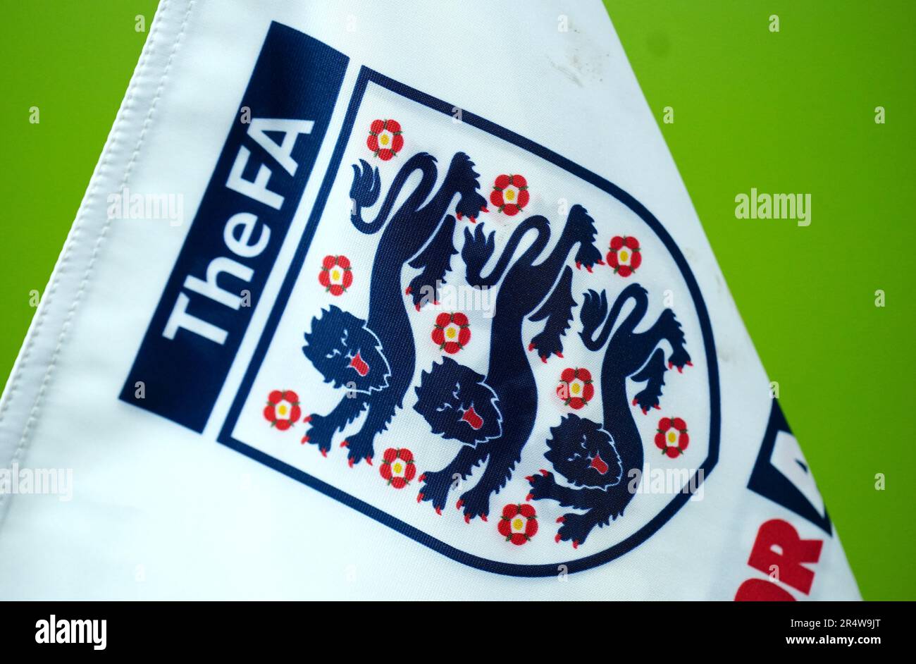 Legen Sie das Foto vom 27-09-2022 des FA Three Lions Logos auf einer Eckfahne ab. Basisteams, die sich wiederholten schweren Fehlverhaltens schuldig gemacht haben, können nach den neuen Regeln des Fußballverbands bis zu 12 Punkte abgezogen werden. Ausgabedatum: Dienstag, 30. Mai 2023. Stockfoto