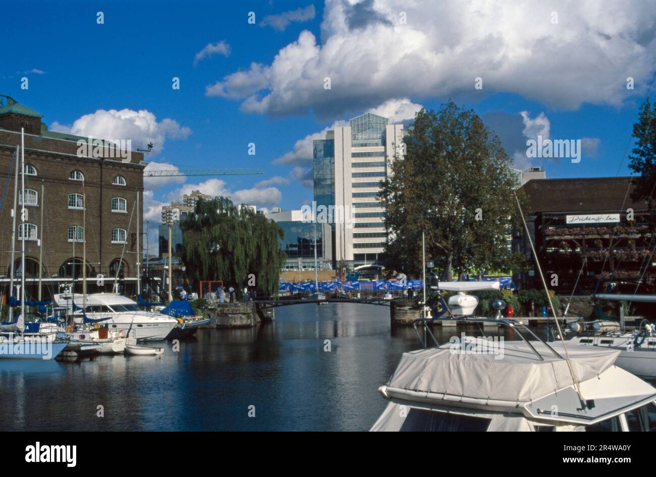 Blick auf St. Katherine's Dock London aus den 1990er Jahren Stockfoto