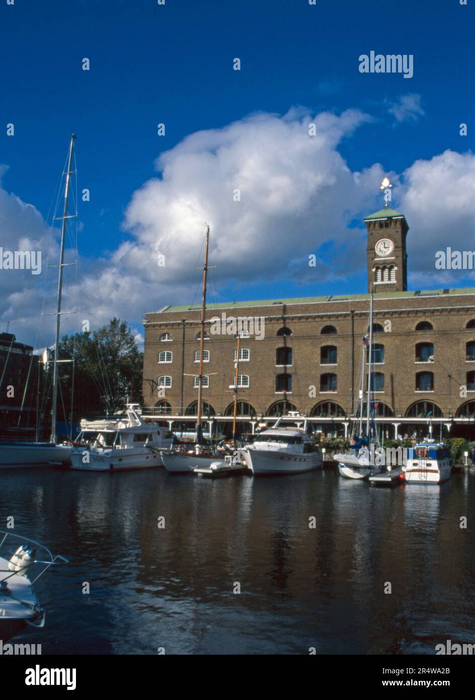 Blick auf St. Katherine's Dock London aus den 1990er Jahren Stockfoto