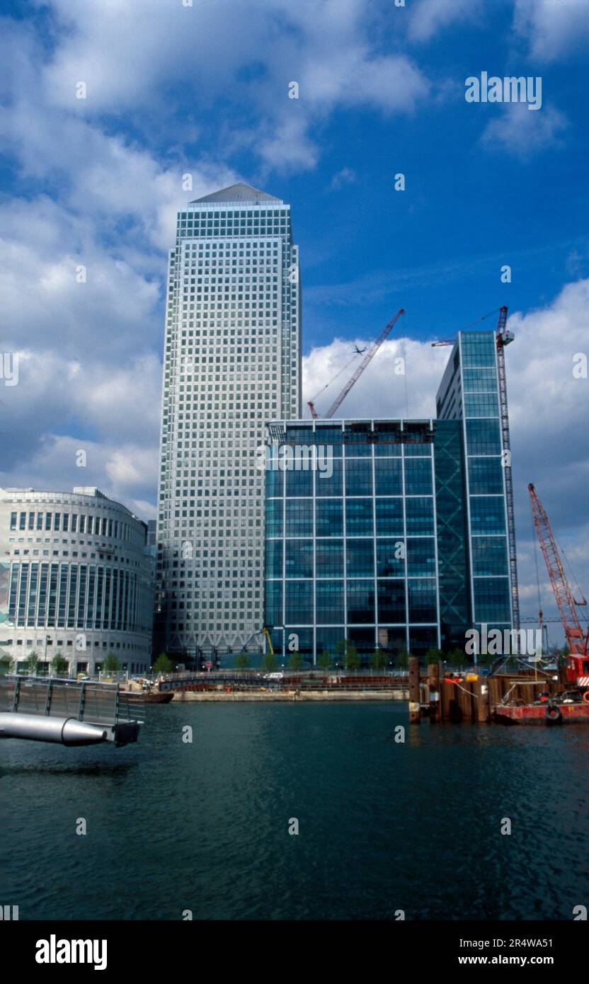 Blick auf den One Canada Square aus den 1990er Jahren und Bauarbeiten in den Canary Wharf Docklands London Stockfoto