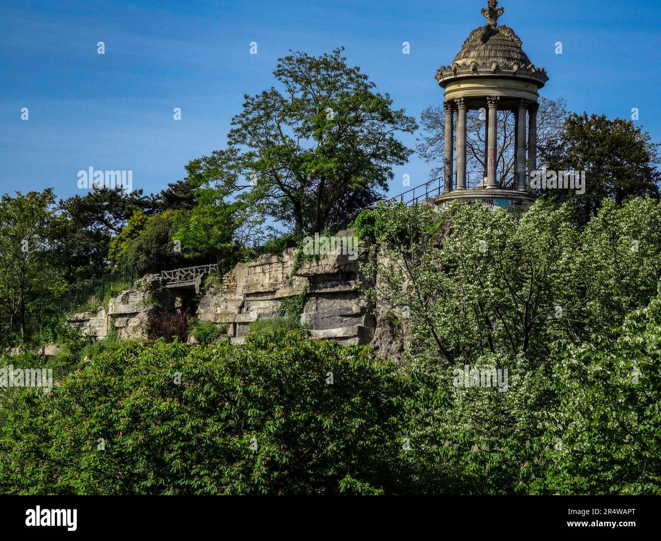 Der Tempel de la Sybille auf einer künstlichen Klippe im Parc des Buttes Chaumont an einem sonnigen frühen Sommertag in Paris, Frankreich Stockfoto