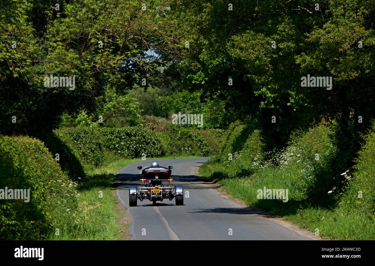 Dreirädriges, barbarisches Motorrad auf der Breighton Road, East Yorkshire, England Stockfoto