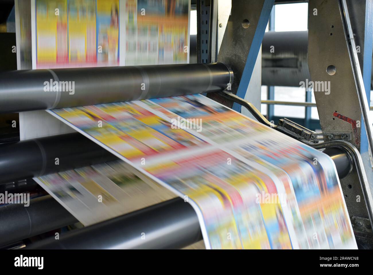 Druck von farbigen Zeitungen mit einer Offsetdruckmaschine bei Ein Druckmaschinenunternehmen Stockfoto