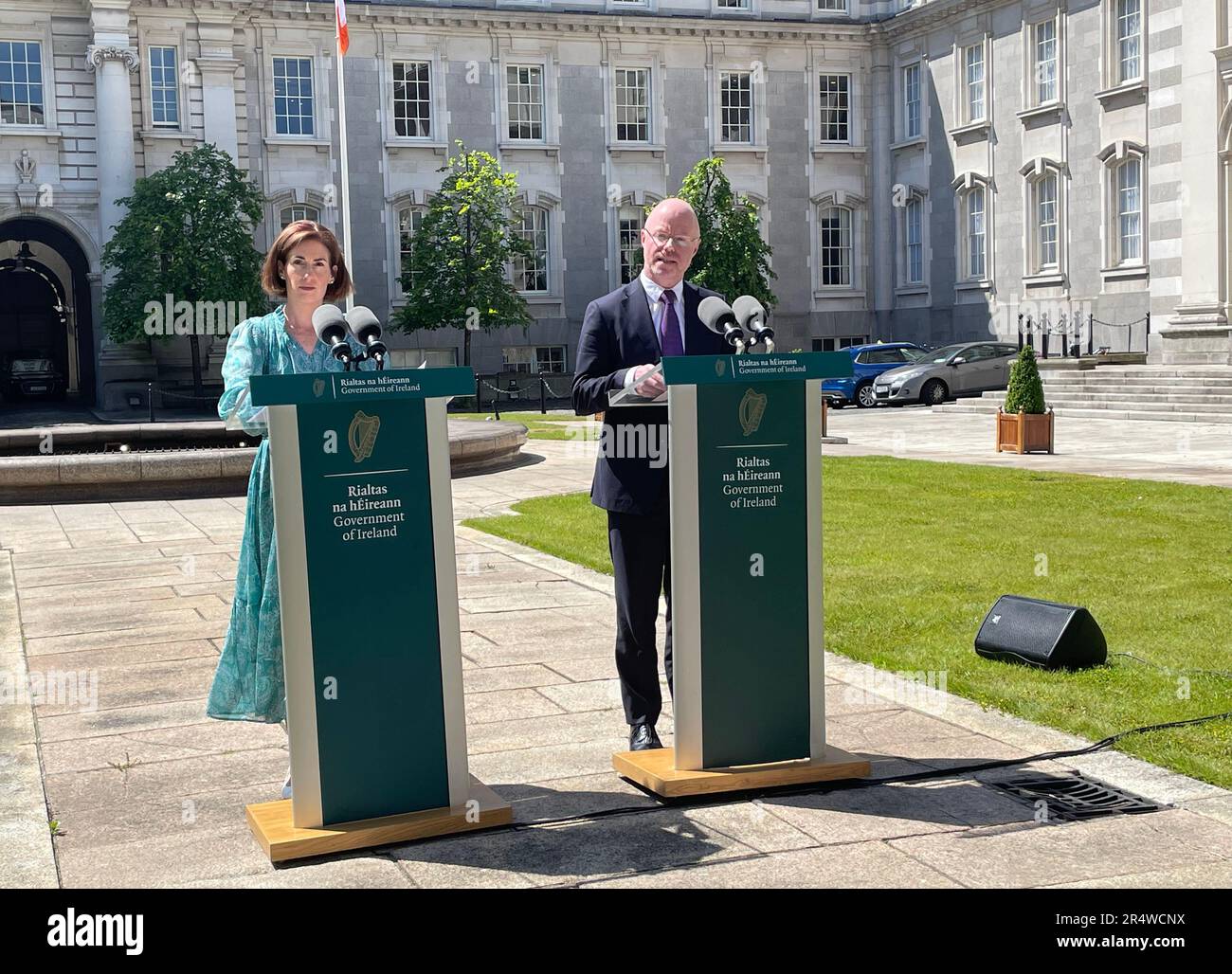 Gesundheitsminister Stephen Donnelly und Staatsminister für öffentliche Gesundheit, Wohlbefinden und nationale Drogenstrategie Hildegarde Naughton sprechen über Gesetzesentwürfe zum Verbot des Verkaufs von Dämpfen und E-Zigaretten an Kinder und Jugendliche in Regierungsgebäuden in Dublin. Foto: Dienstag, 30. Mai 2023. Stockfoto