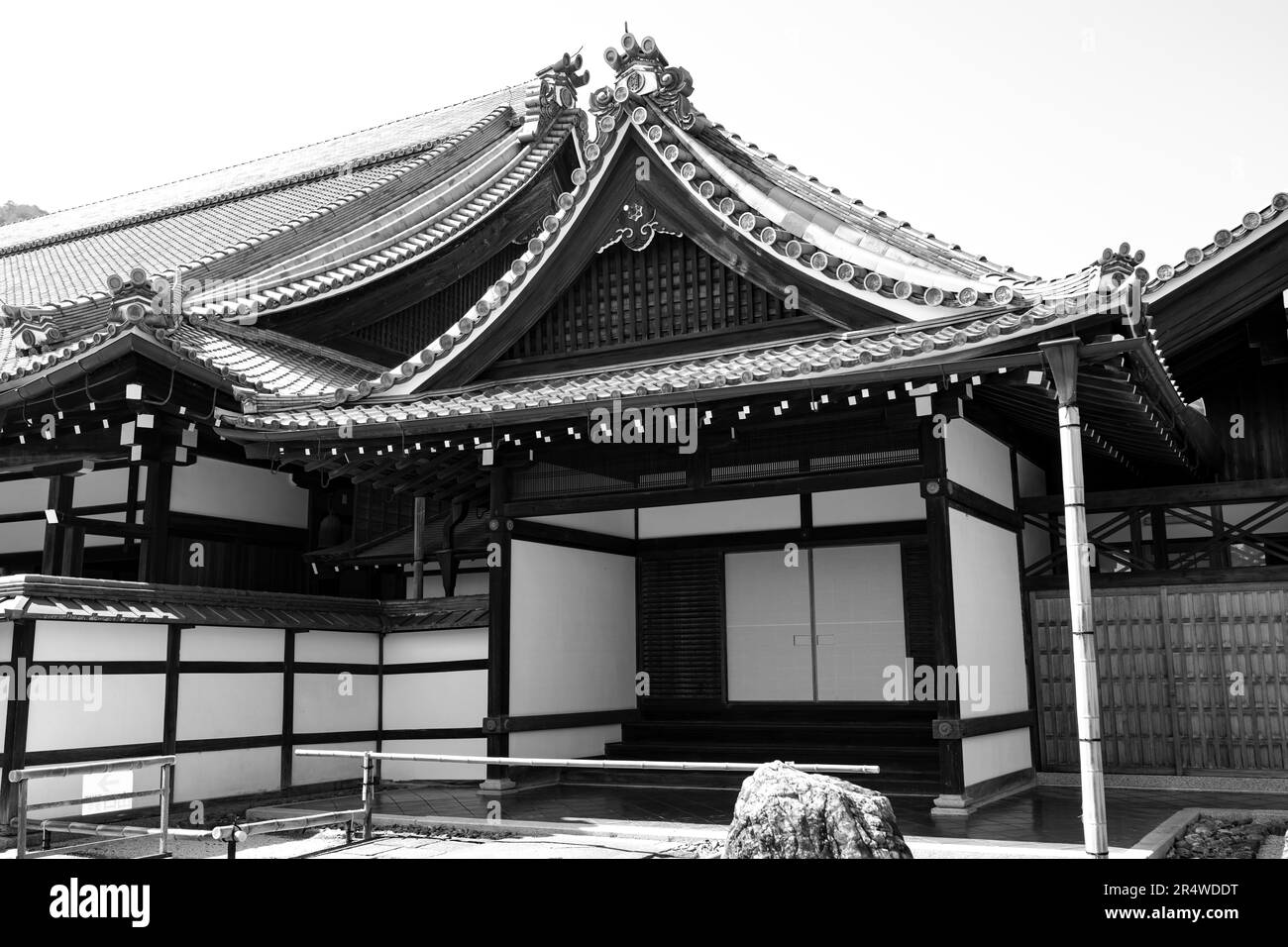 7. März 2023, Kyoto, Japan: Tenryu-ji-Tempel © é¾å¯å¤, ein buddhistischer Tempel. Kyoto (¬éƒ½) ist eine historische Großstadt Japans, reich an kulturellem Erbe und traditionellem Charme. Bekannt für seine berühmten Tempel, malerischen Gärten und historischen Wahrzeichen wie Kinkaku-ji und Fushimi Inari Taisha, bietet Kyoto einen Einblick in Japans Vergangenheit. Die lebhaften Festivals, die exquisite Küche und die ruhige Atmosphäre begeistern Besucher aus der ganzen Welt. Es ist ein geschäftiger Knotenpunkt für die japanische Tourismusbranche und beherbergt viele Unternehmen wie Nintendo. Japan hat eine rückläufige Bevölkerung und eine alternde Bevölkerung aufgrund Stockfoto