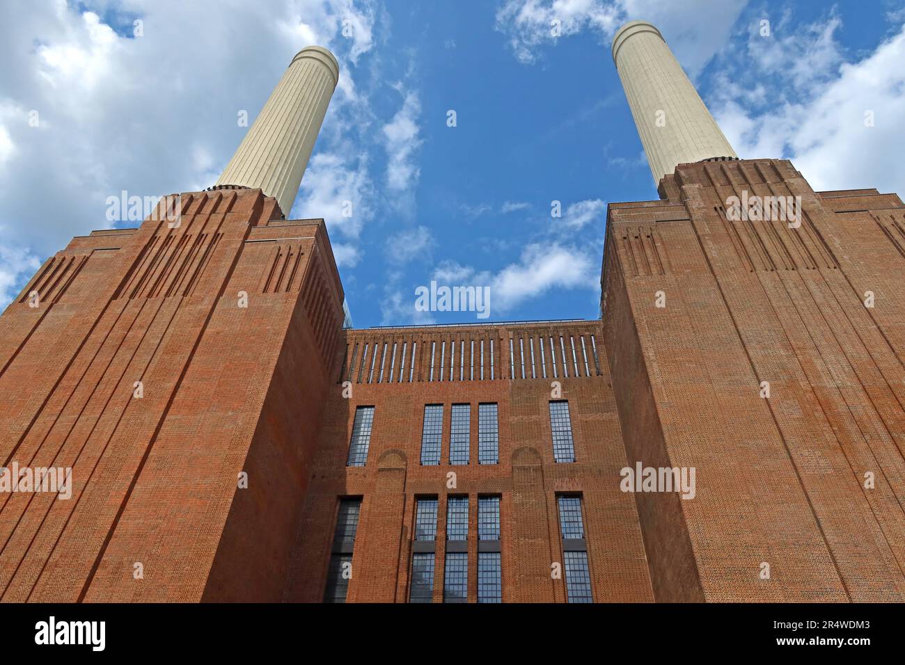 Außenansicht von Battersea Power Station, Nine Elms, Wandsworth, London, England, UK, SW11 8BJ Stockfoto