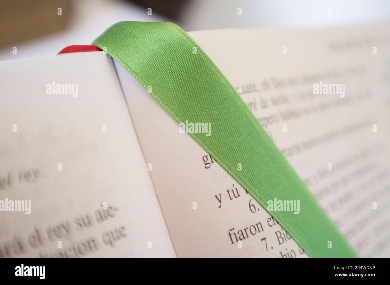 Offene Bibel im Buch der Psalmen. Grünes gebundenes Lesezeichen über der Seite Stockfoto