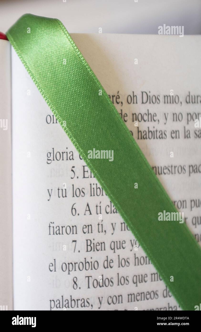 Offene Bibel im Buch der Psalmen. Grünes gebundenes Lesezeichen über der Seite Stockfoto