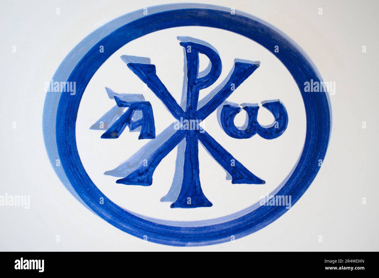 Blau lackiertes Chi Rho-Symbol auf Keramikoberfläche. Eine der frühesten Formen des Christogramms Stockfoto