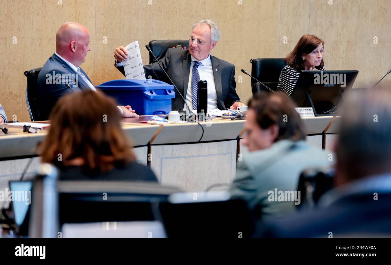 MIDDELBURG - Kings Commissioner Han Polman legt während der Abstimmung für die Mitglieder des Senats ein Stimmzettel in den Briefkasten. Die Wahl der Mitglieder des Senats findet alle vier Jahre statt. ANP IRIS VAN DEN BROEK niederlande raus - belgien raus Stockfoto