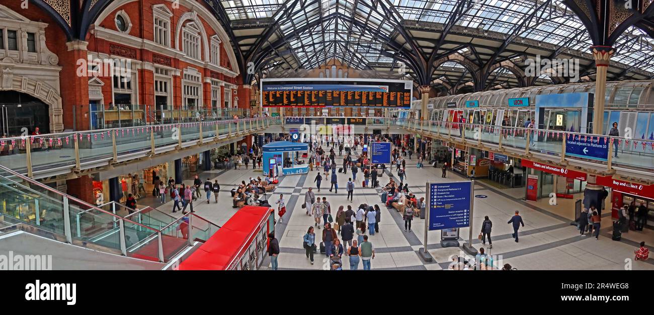 Panorama der Liverpool Street Station, Halle , London, England, Großbritannien, EC2M 7PY Uhr - Passagiere warten auf Züge Stockfoto
