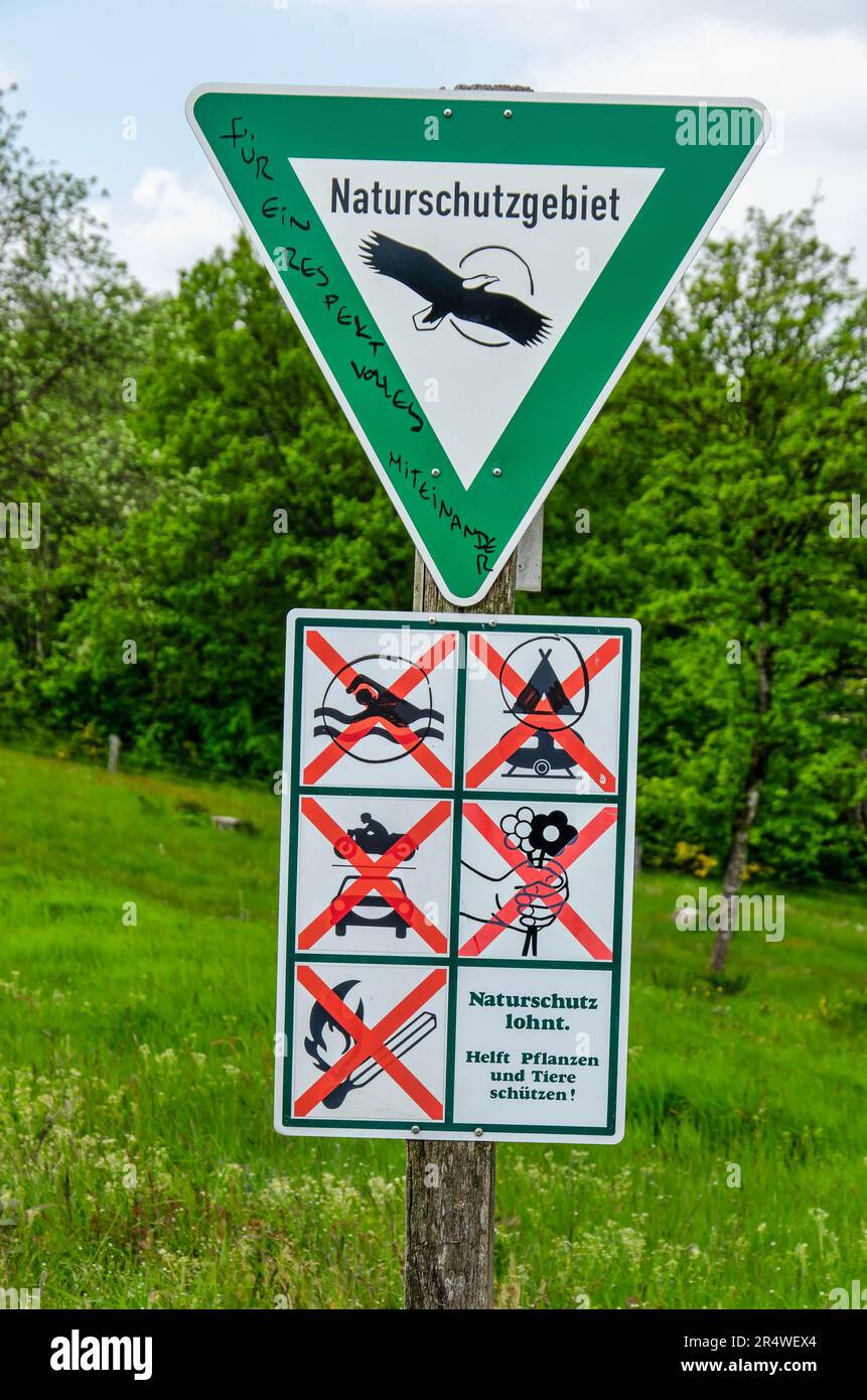 Daun, Deutschland, 26. Mai 2023: Schilder für das natürliche Schutzgebiet, mit einer Liste von Dingen, die nicht zu tun sind, sowie einige schriftliche Kommentare Stockfoto