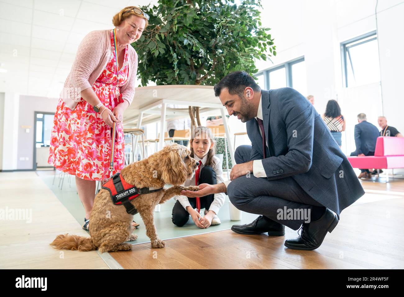 Der erste Minister von Schottland Humza Yousaf trifft während seines Besuchs auf dem Castlebrae Community Campus in Edinburgh mit dem Therapiehund Milo und der Studentin Katya Hort im Alter von 13 Jahren die Psychologin Shona McInally, um zu erfahren, wie die Scottish Child Payment dazu beiträgt, Kinderarmut zu bekämpfen. Foto: Dienstag, 30. Mai 2023. Stockfoto