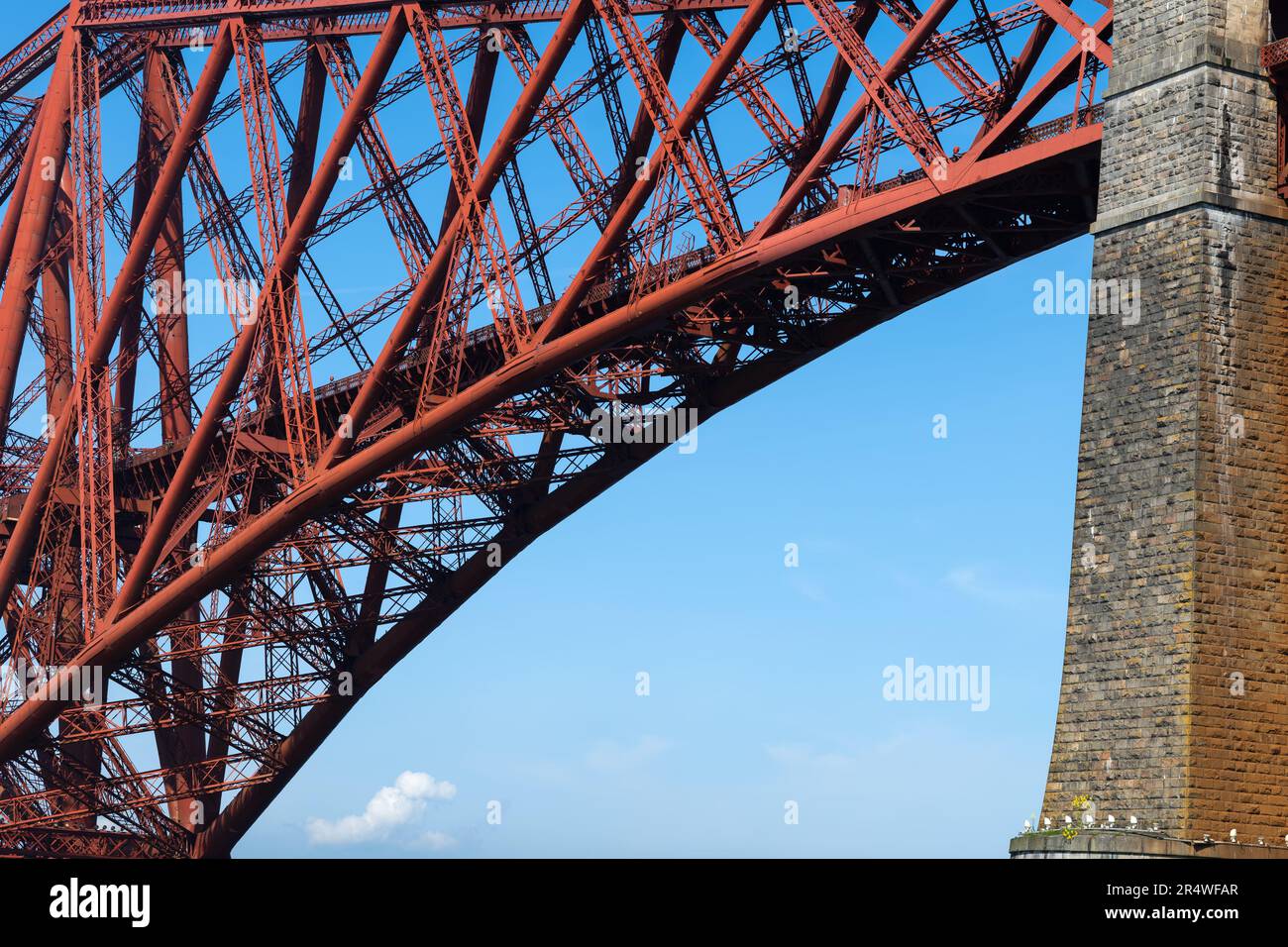 Die Forth Bridge erstreckt sich über den Bogen, Details der historischen Kragarmbrücke in Schottland, Großbritannien. Stockfoto
