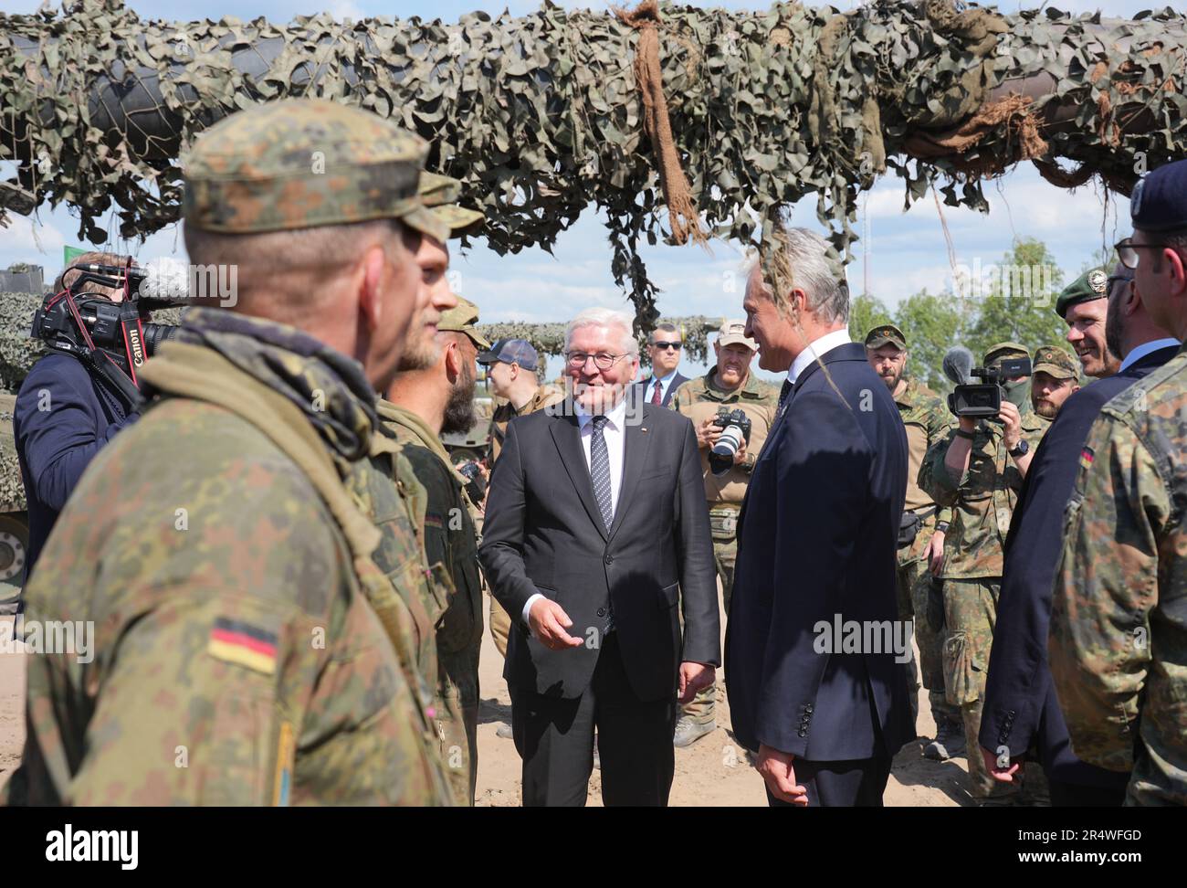 Pabrade, Litauen. 30. Mai 2023. Der deutsche Präsident Frank-Walter Steinmeier (m) und der litauische Staatspräsident Gitanas Nauseda (r) besuchen die Panzerbesatzungen der multinationalen EFP-Gefechtsgruppe Litauen während einer Übung auf dem militärischen Ausbildungsgelände Pabrade. Die EFP (verstärkte Frontpräsenz) mit der Entsendung von vier Bataillonen soll die östliche Flanke der NATO in Estland, Lettland, Litauen und Polen stärken. Deutschland stellt den Kommandanten und derzeit rund 850 Soldaten auf dem litauischen Militärstützpunkt in Rukla zur Verfügung. Kredit: Soeren Stache/dpa/Alamy Live News Stockfoto