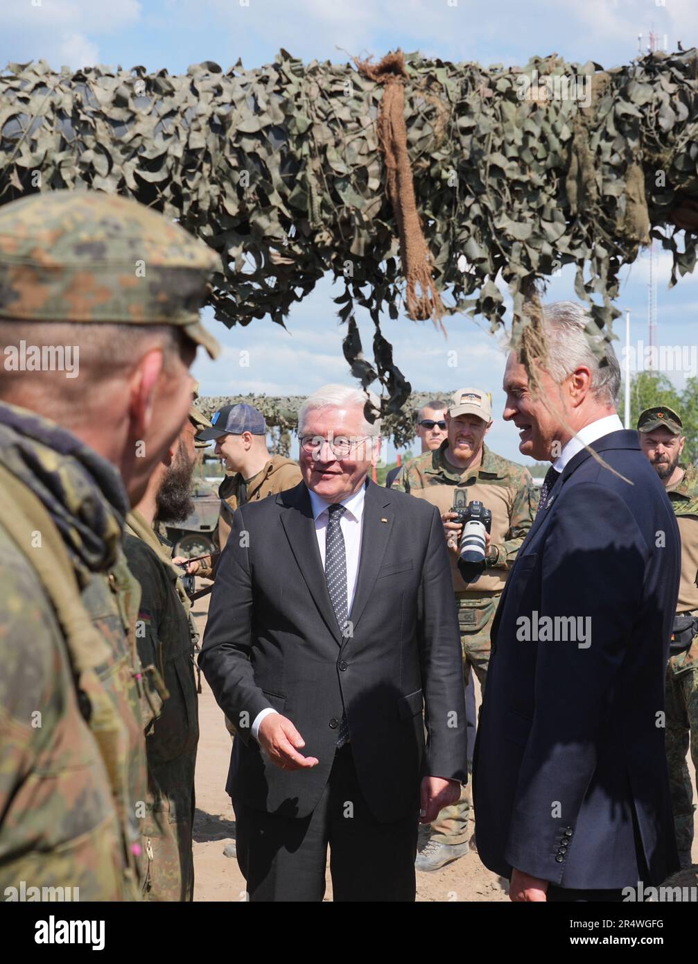 Pabrade, Litauen. 30. Mai 2023. Der deutsche Präsident Frank-Walter Steinmeier (m) und der litauische Staatspräsident Gitanas Nauseda (r) besuchen die Panzerbesatzungen der multinationalen EFP-Gefechtsgruppe Litauen während einer Übung auf dem militärischen Ausbildungsgelände Pabrade. Die EFP (verstärkte Frontpräsenz) mit der Entsendung von vier Bataillonen soll die östliche Flanke der NATO in Estland, Lettland, Litauen und Polen stärken. Deutschland stellt den Kommandanten und derzeit rund 850 Soldaten auf dem litauischen Militärstützpunkt in Rukla zur Verfügung. Kredit: Soeren Stache/dpa/Alamy Live News Stockfoto