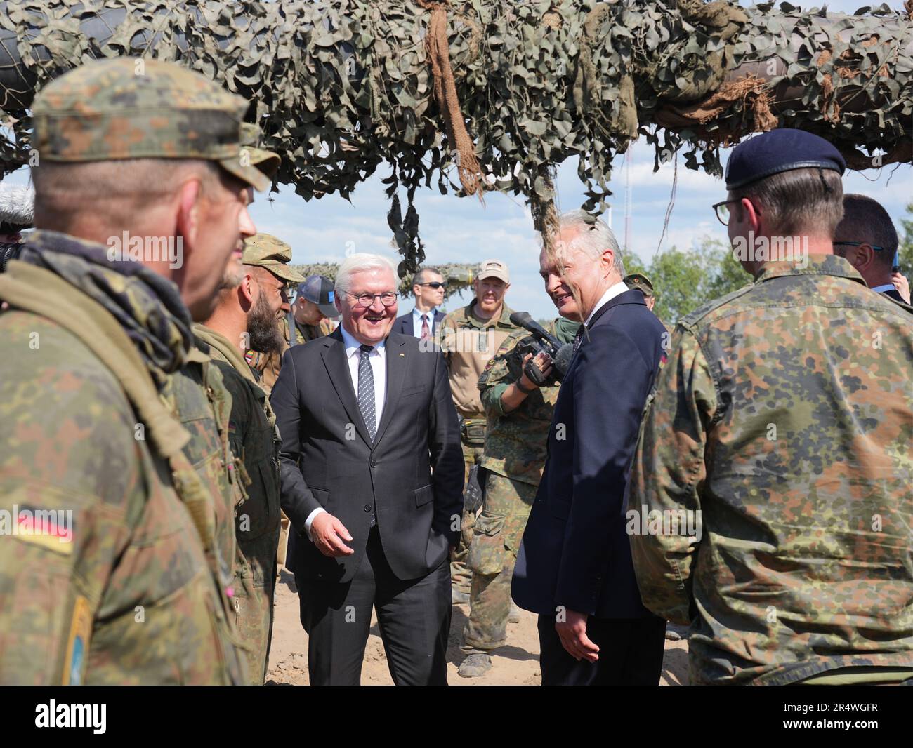 Pabrade, Litauen. 30. Mai 2023. Der deutsche Präsident Frank-Walter Steinmeier (Zentrum l) und der litauische Präsident Gitanas Nauseda (Zentrum r) besuchen die Panzerbesatzungen der multinationalen EFP-Gefechtsgruppe Litauen während einer Übung auf dem militärischen Trainingsgelände Pabrade. Die EFP (verstärkte Frontpräsenz) mit der Entsendung von vier Bataillonen soll die östliche Flanke der NATO in Estland, Lettland, Litauen und Polen stärken. Deutschland stellt den Kommandanten und derzeit rund 850 Soldaten auf dem litauischen Militärstützpunkt in Rukla zur Verfügung. Kredit: Soeren Stache/dpa/Alamy Live News Stockfoto