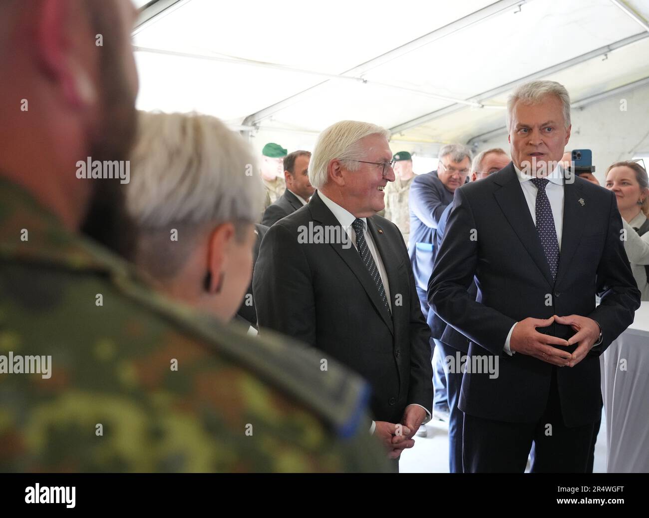 30. Mai 2023, Litauen, Pabrade: Der deutsche Präsident Frank-Walter Steinmeier (m) und der litauische Präsident gitanas Nauseda (r) besuchen Soldaten der multinationalen EFP-Gefechtsgruppe Litauen während einer Übung auf dem militärischen Ausbildungsgelände Pabrade. Steinmeier hatte zwölf Mitglieder der hier stationierten Soldaten eingeladen, um ihn auf seiner zweitägigen Reise zu begleiten. Die EFP (verstärkte Frontpräsenz) mit der Entsendung von vier Bataillonen soll die östliche Flanke der NATO in Estland, Lettland, Litauen und Polen stärken. Deutschland stellt den Kommandanten und derzeit rund 850 Soldaten im Litauen zur Verfügung Stockfoto