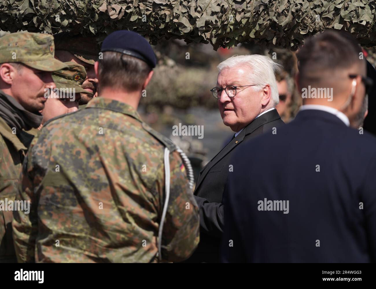Pabrade, Litauen. 30. Mai 2023. Der deutsche Präsident Frank-Walter Steinmeier (2. von rechts) besucht Panzerbesatzungen der multinationalen EFP-Gefechtsgruppe Litauen während einer Übung auf dem militärischen Ausbildungsgelände Pabrade. Die EFP (verstärkte Frontpräsenz) mit der Entsendung von vier Bataillonen soll die östliche Flanke der NATO in Estland, Lettland, Litauen und Polen stärken. Deutschland stellt den Kommandanten und derzeit rund 850 Soldaten auf dem litauischen Militärstützpunkt in Rukla zur Verfügung. Kredit: Soeren Stache/dpa/Alamy Live News Stockfoto