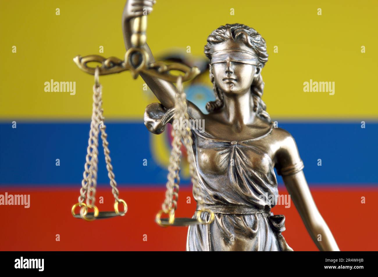 Symbol für Recht und Gerechtigkeit mit der Ecuador-Flagge. Schließen. Stockfoto