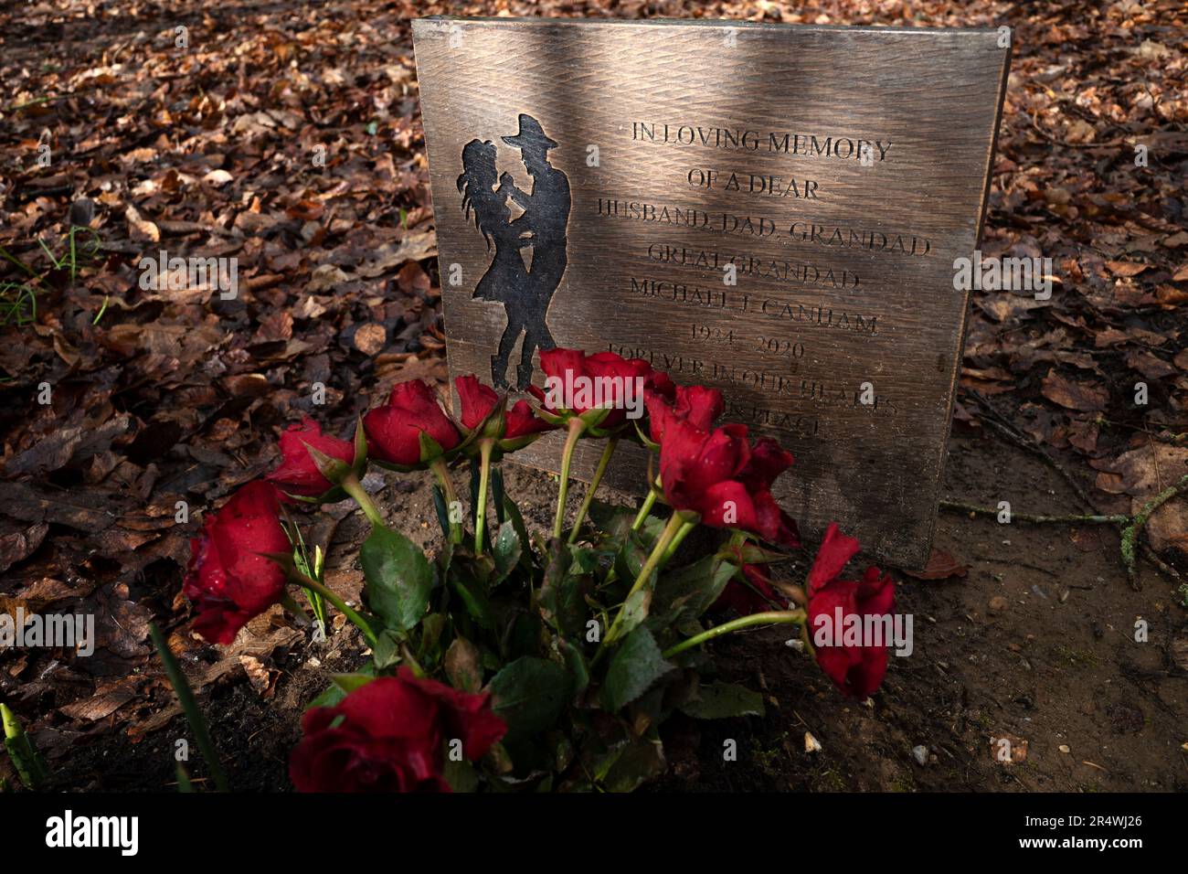 Grab an einer grünen Grabstätte Stockfoto